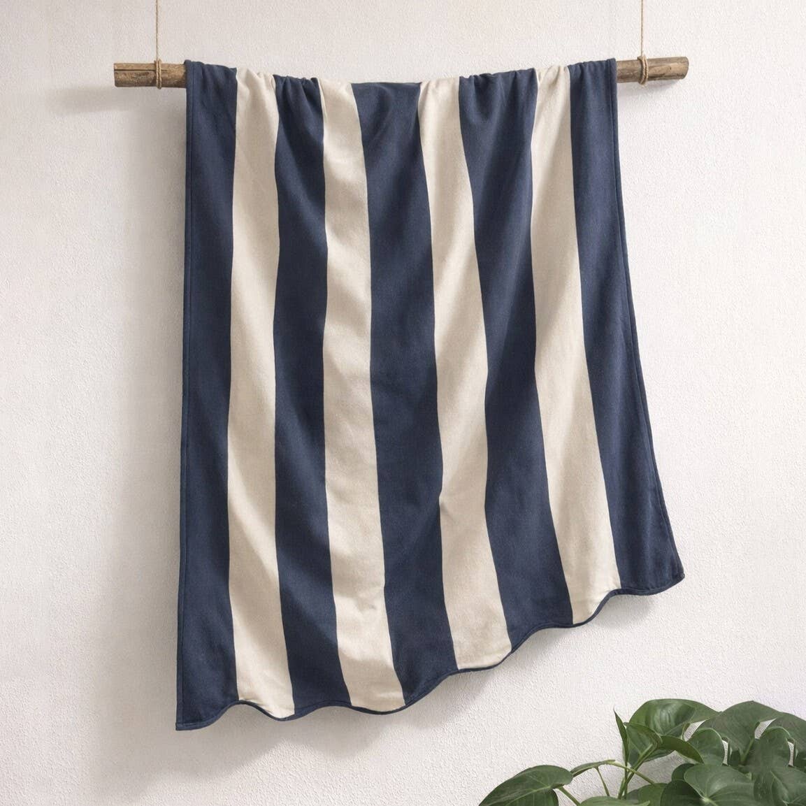 Large Scalloped Striped Beach Towel 90 x 170cm - 100% Cotton: Ice Blue
