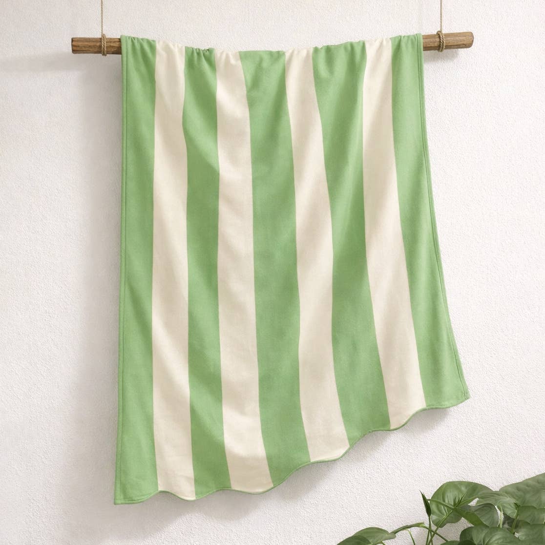 Large Scalloped Striped Beach Towel 90 x 170cm - 100% Cotton: Ice Blue