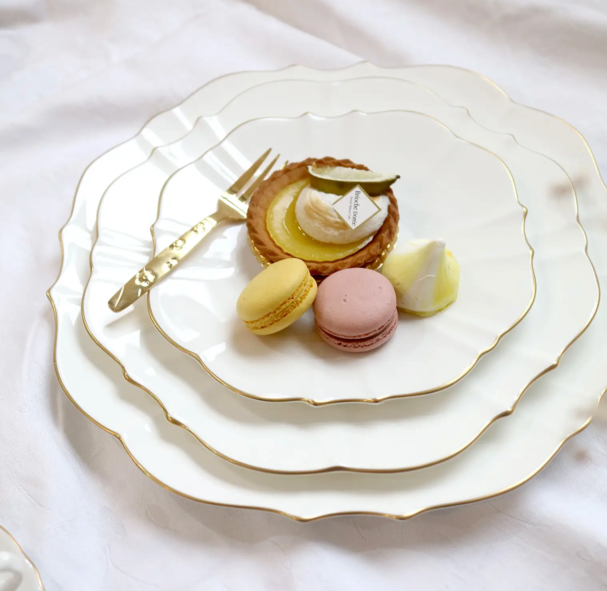 Amelie - Brushed Gold Rim - 8.5" Salad Plate